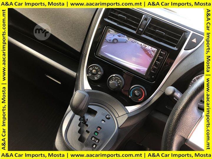 Toyota ractis салон