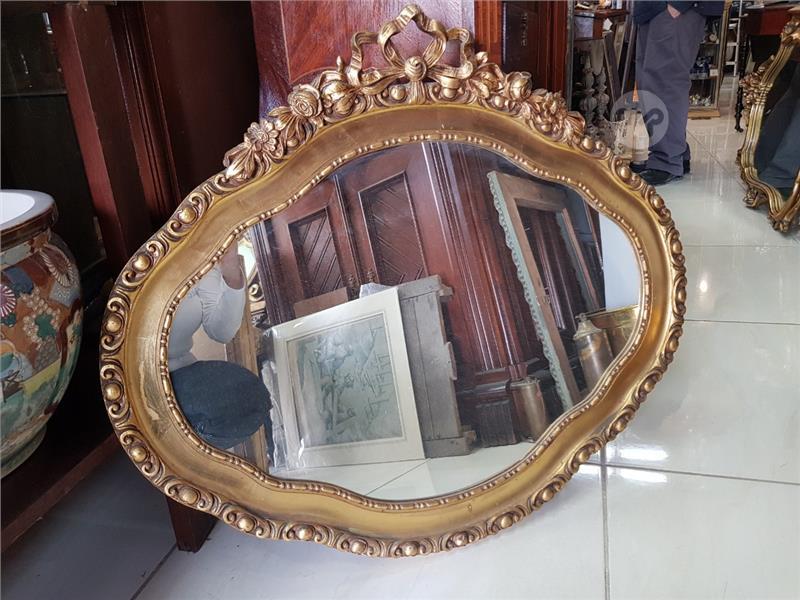 An oval gilded mirror,82 x 71 cms. Maltapark