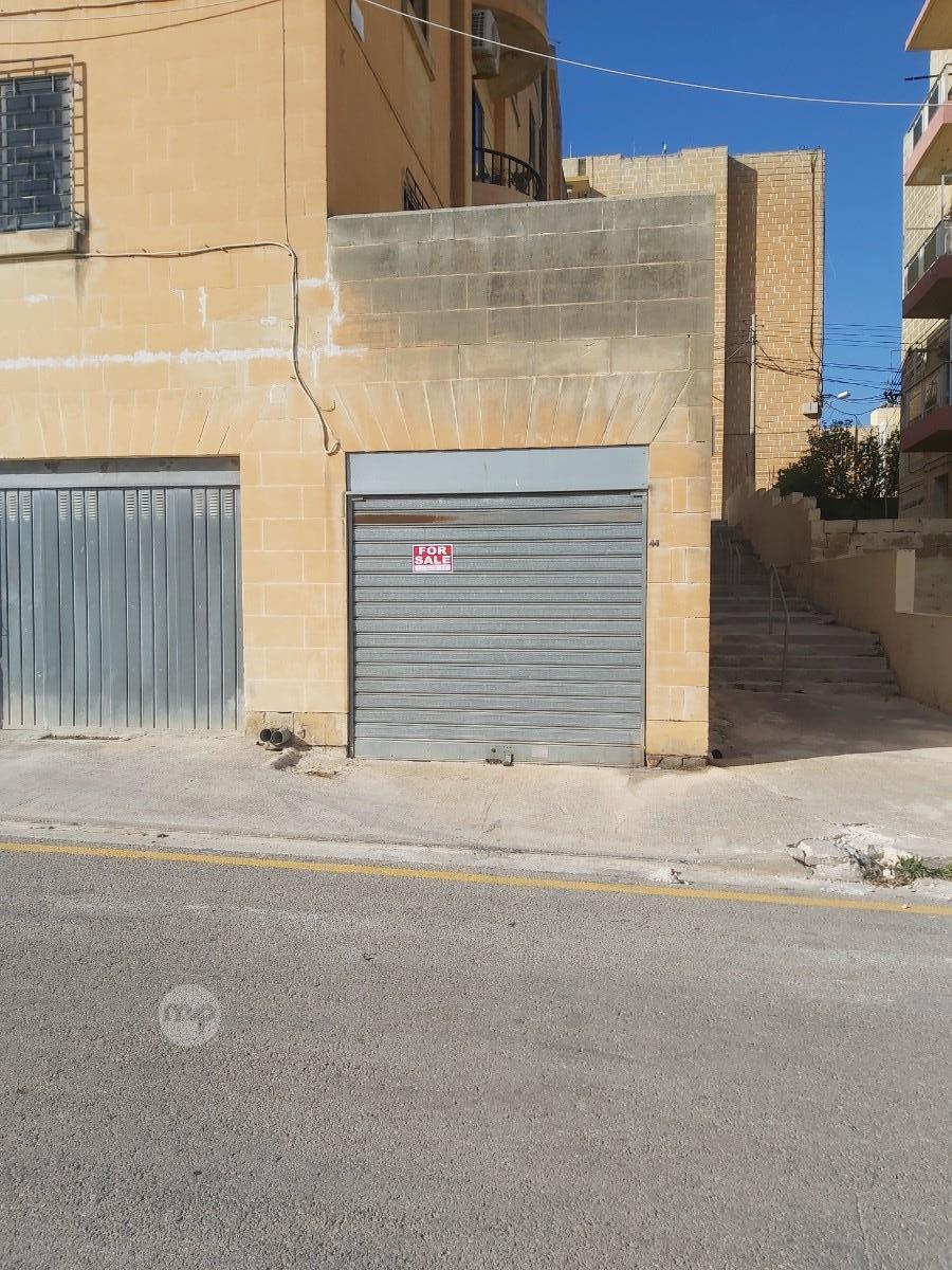 2 car street level garage Maltapark