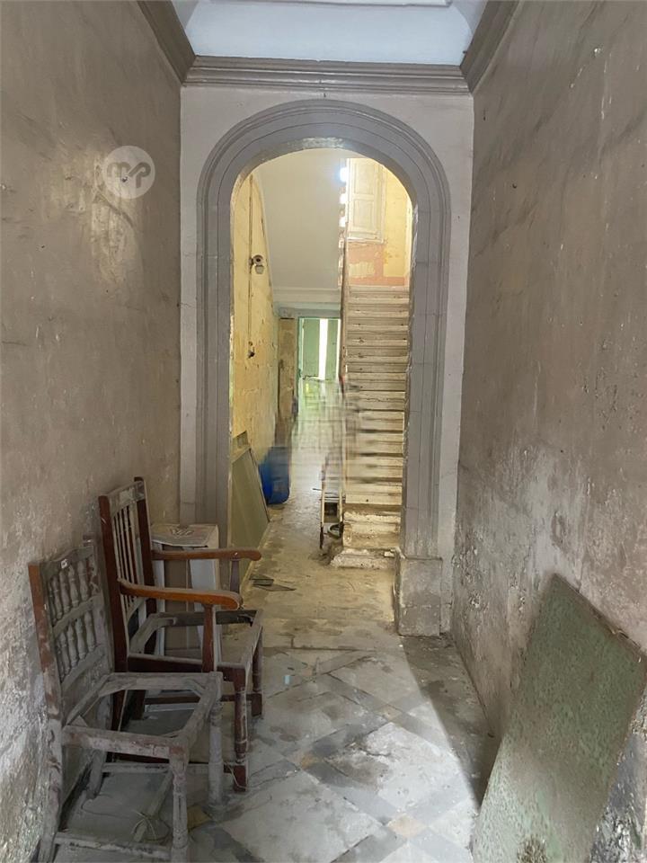 Hamrun Old Maisonette 1st floor 2 bedroom,own yard,own full roof ...