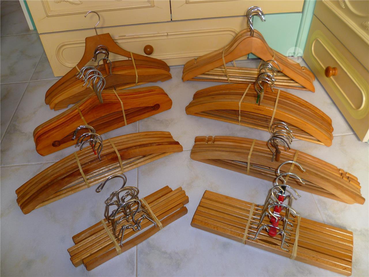 WOODEN & PLASTIC COAT / CLOTHES HANGERS AS NEW Maltapark