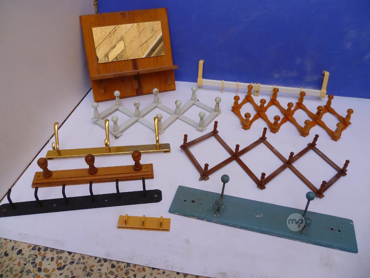 WOODEN & PLASTIC COAT / CLOTHES HANGERS AS NEW Maltapark