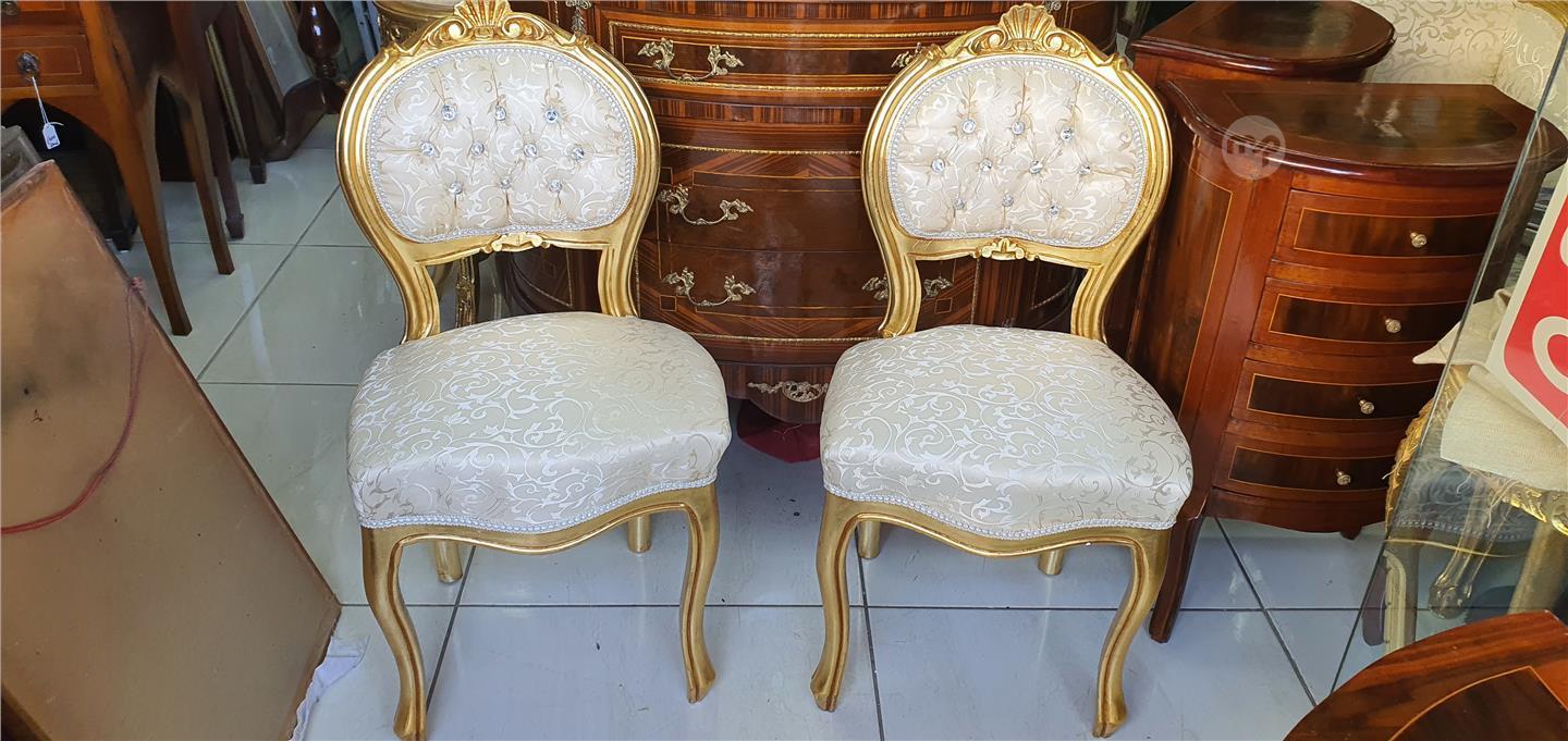 Pair gilded and upholstered diamond back chairs. Price of 80 euros each ...