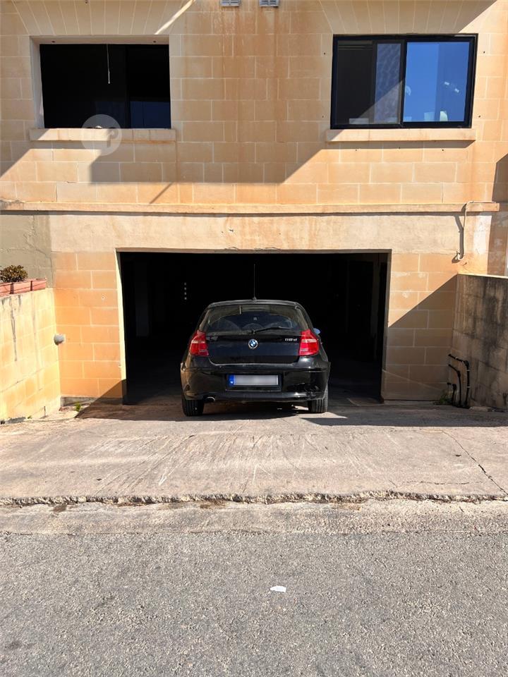 2 car lock up in Bahar icCaghaq Maltapark