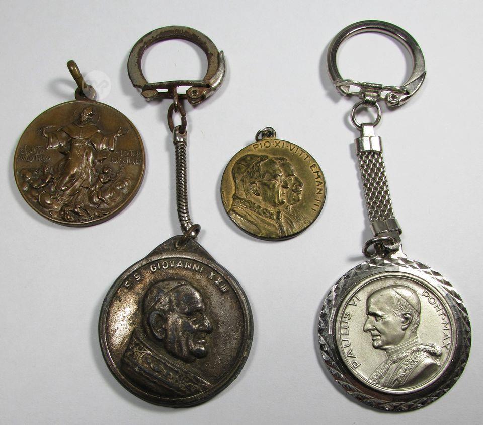 VINTAGE HOLY MEDALS / KEYCHAINS (10pcs) Maltapark