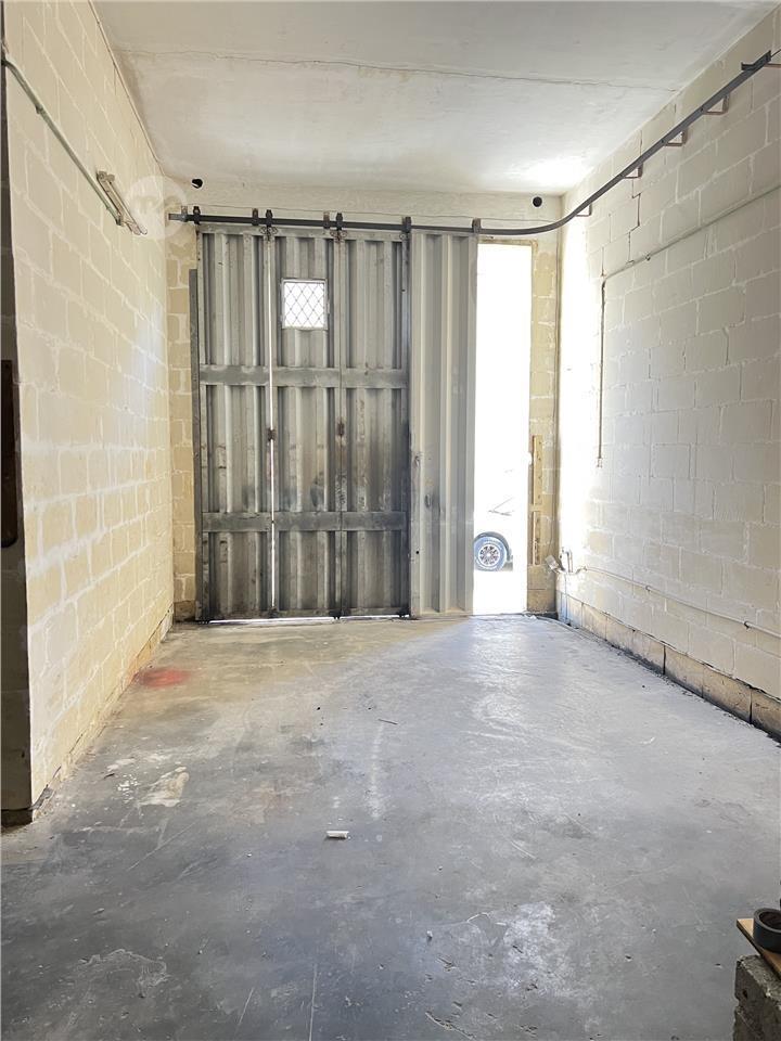 Large Street level Garage / Store | Maltapark
