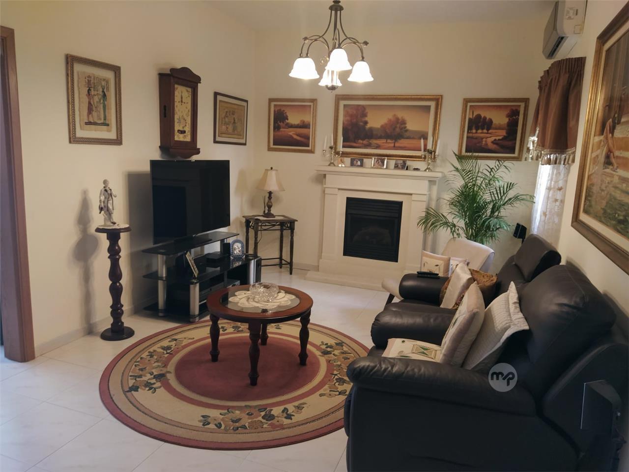 First Floor Apartment with Roof 4 bedrooms Maltapark