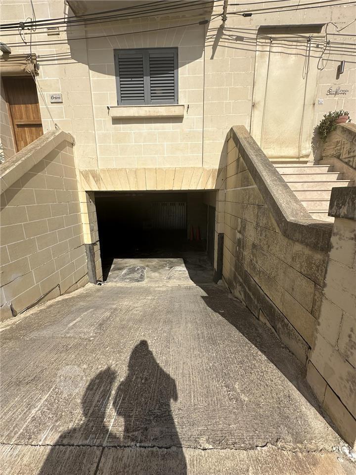 2 car garage for sale in mosta Maltapark
