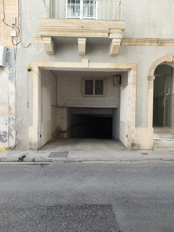 ST.JULIAN`S FOR SALE TWO CAR GARAGE DIRECT FROM OWNER Maltapark