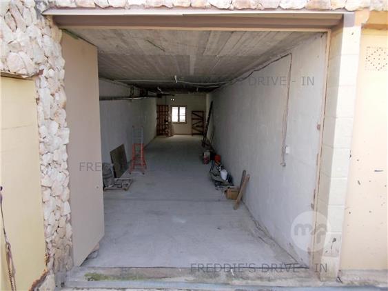 Large Lock up Garage.....in NAXXAR (IS-SGHAJTAR), Naxxar